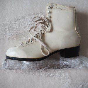 Ladies White Figure Skates -- CCM - size 8 narrow